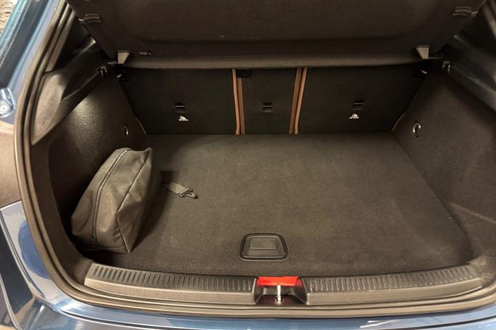 Blå Mercedes A250 e fra 2020