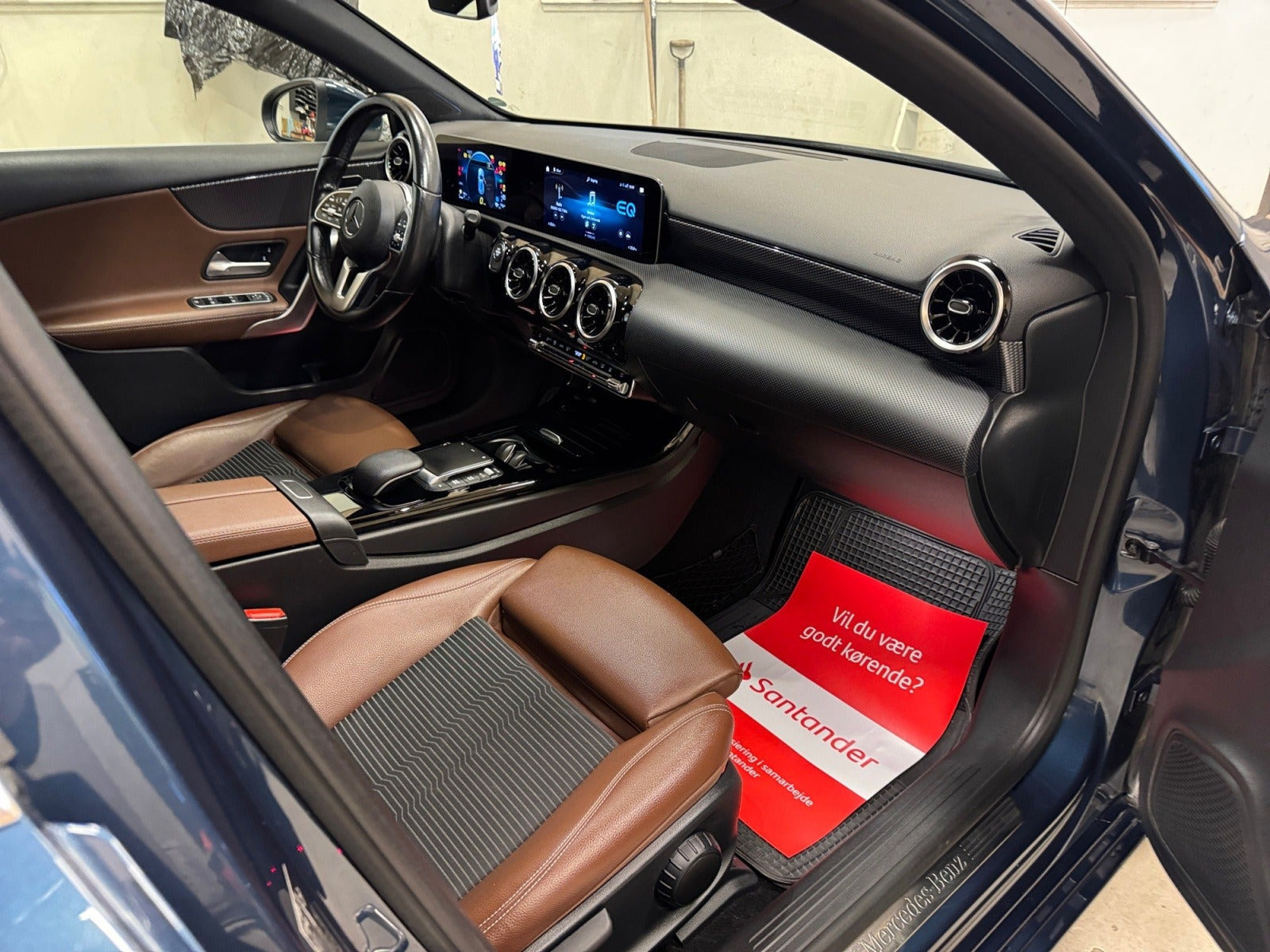 Blå Mercedes A250 e fra 2020