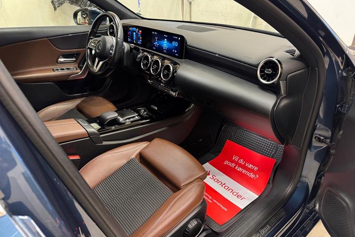 Blå Mercedes A250 e fra 2020