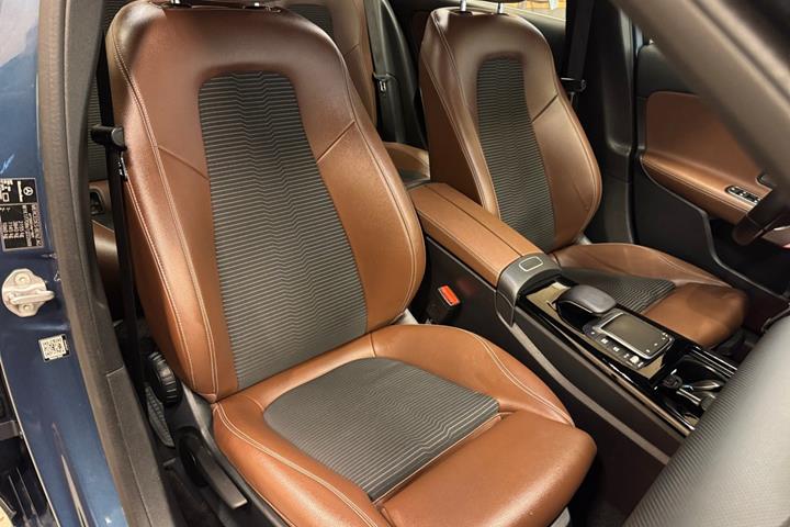Blå Mercedes A250 e fra 2020