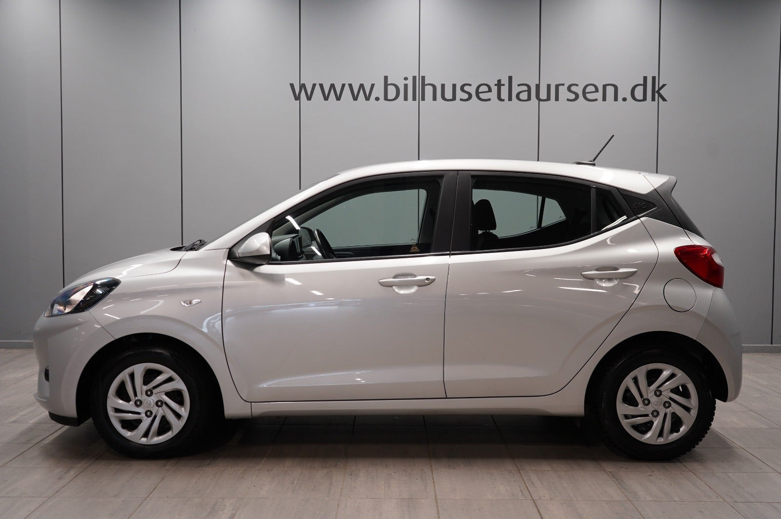 Sølv Hyundai i10 fra 2022