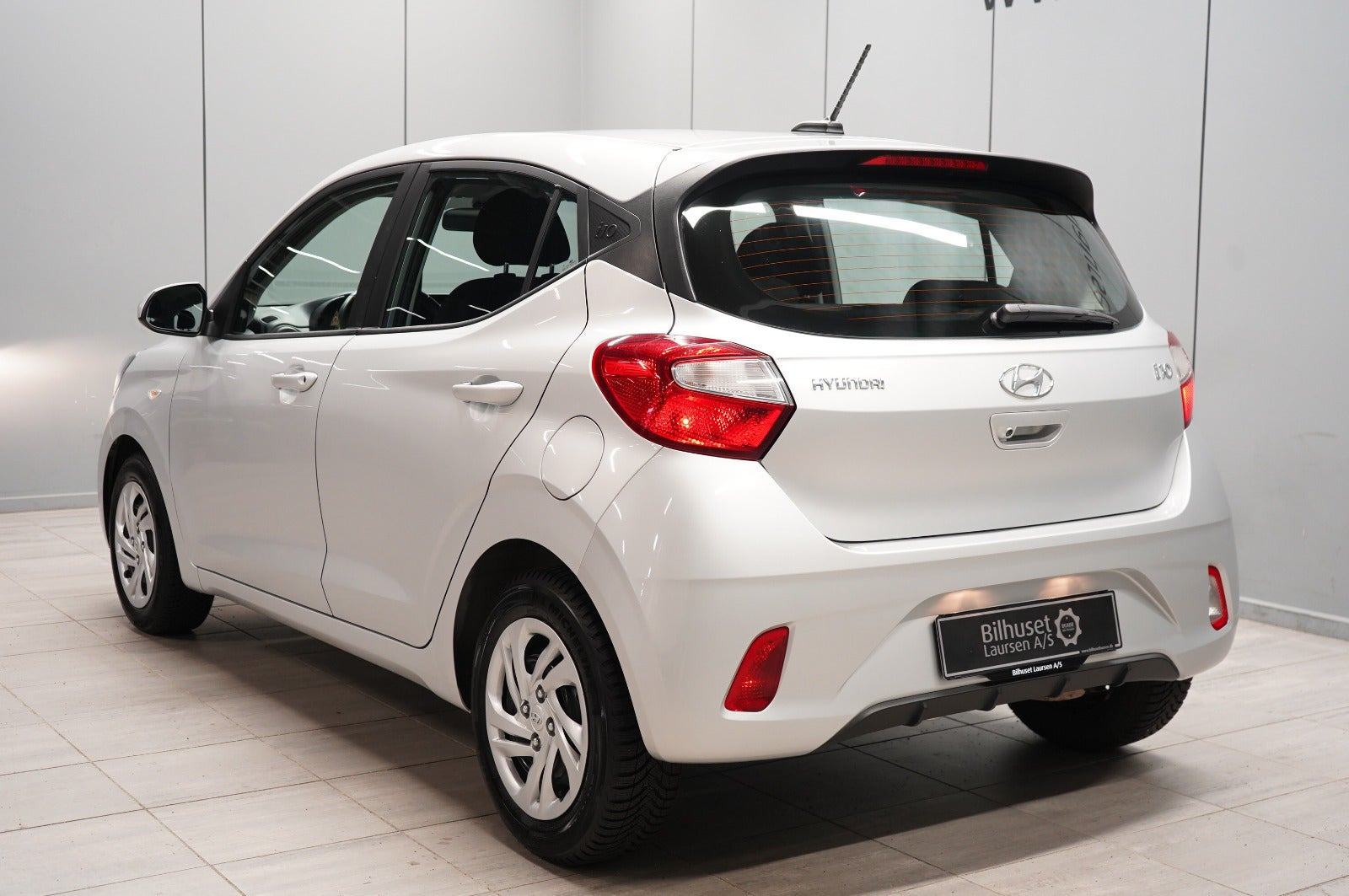 Sølv Hyundai i10 fra 2022