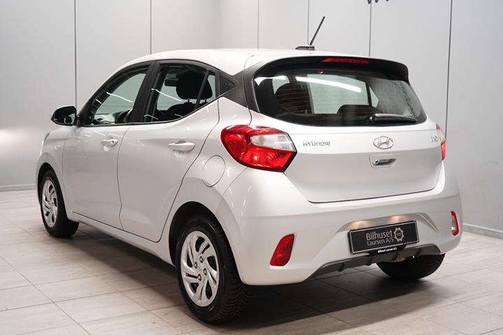 Sølv Hyundai i10 fra 2022