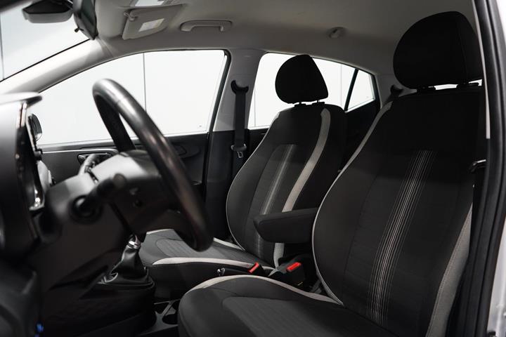 Sølv Hyundai i10 fra 2022