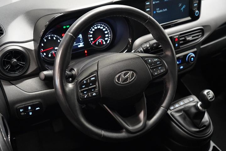 Sølv Hyundai i10 fra 2022