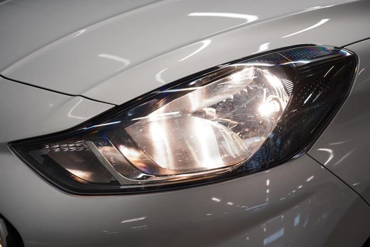Sølv Hyundai i10 fra 2022