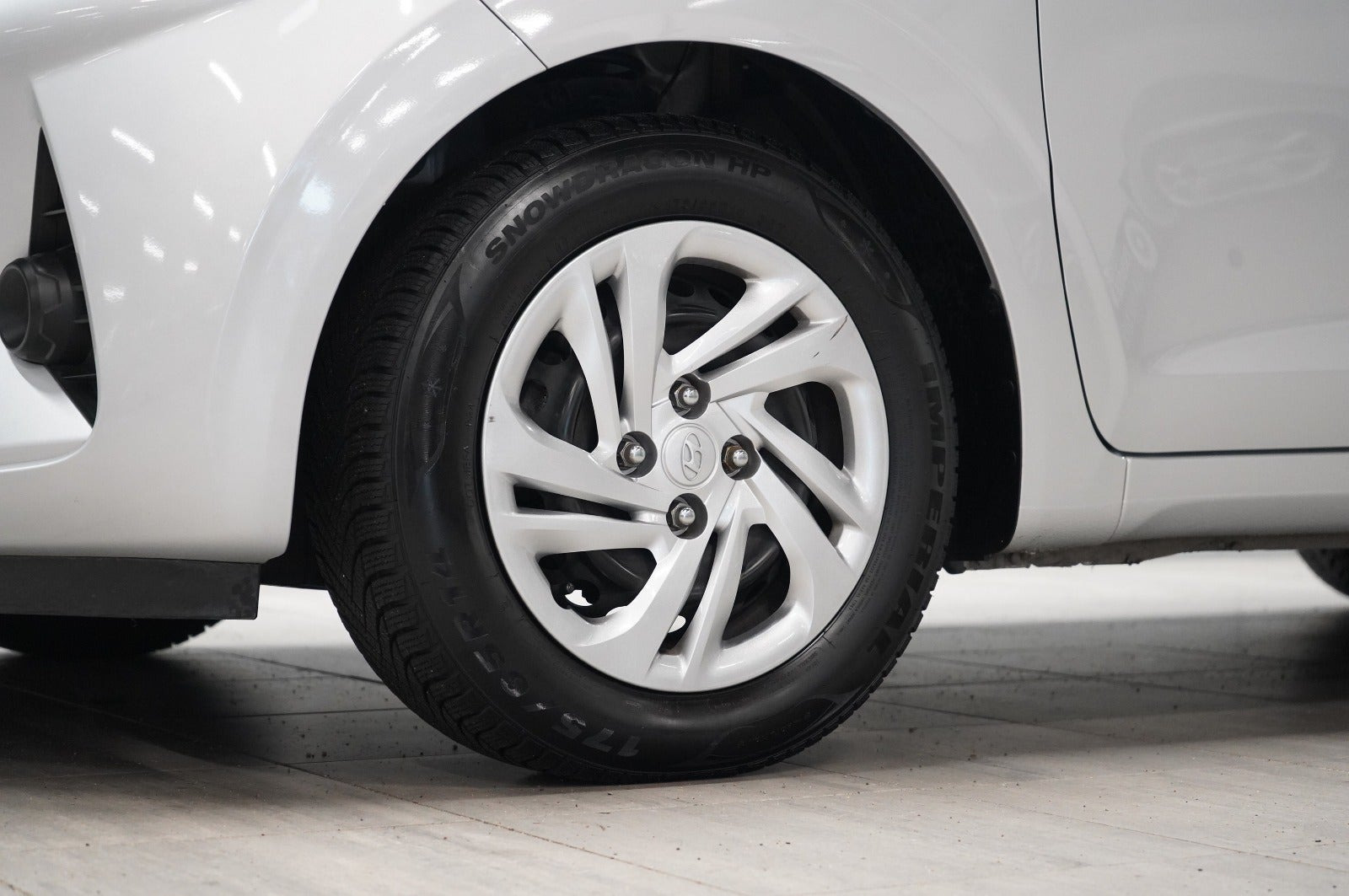 Sølv Hyundai i10 fra 2022