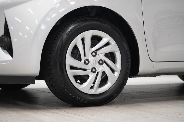 Sølv Hyundai i10 fra 2022