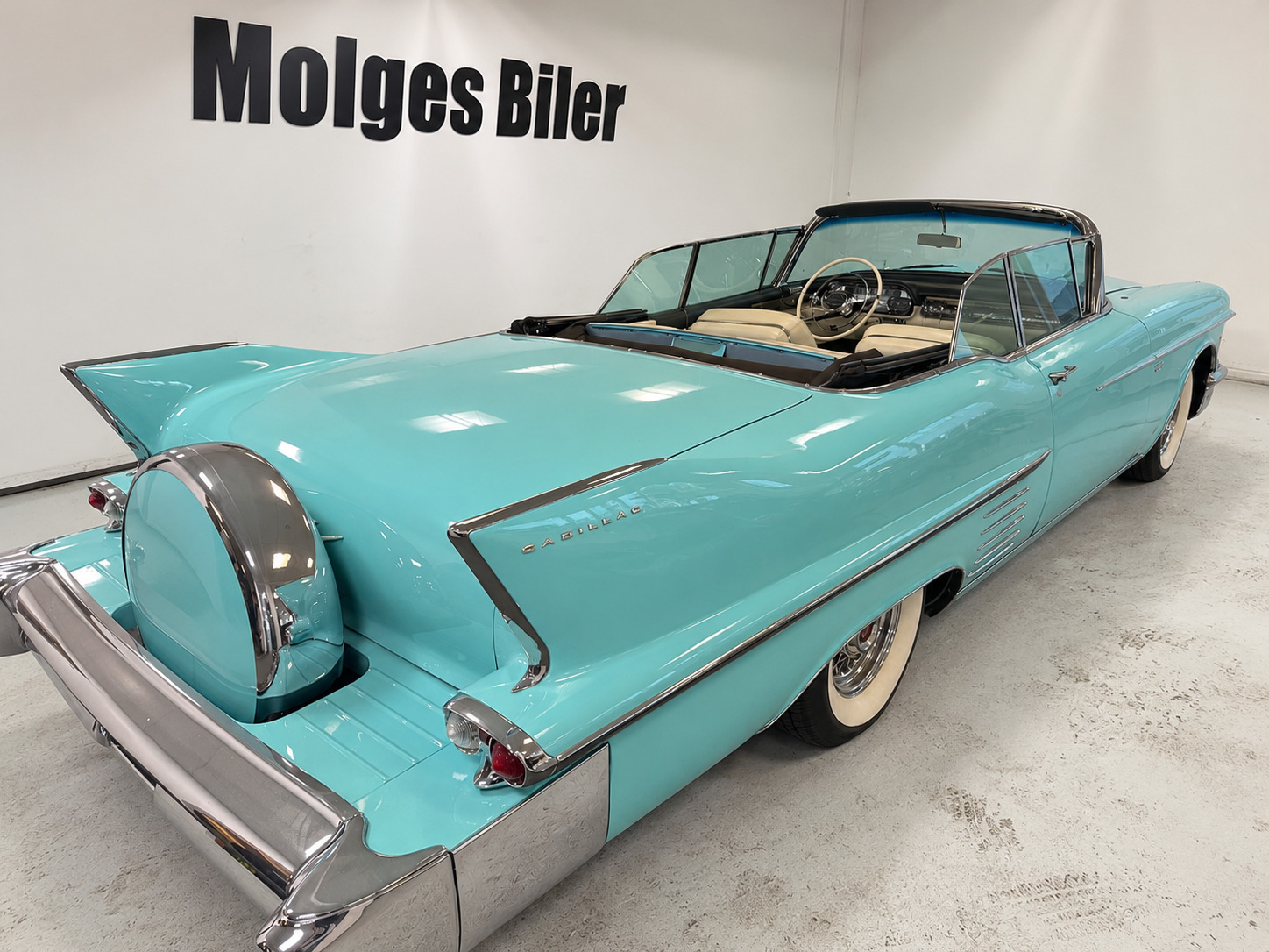 Blå Cadillac Coupé DeVille fra 1958