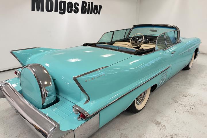 Blå Cadillac Coupé DeVille fra 1958