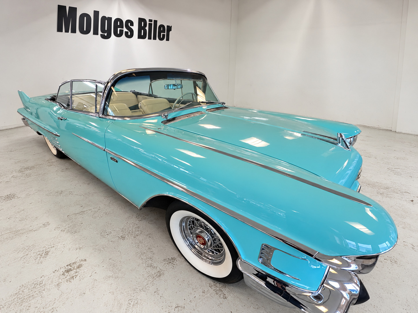 Blå Cadillac Coupé DeVille fra 1958