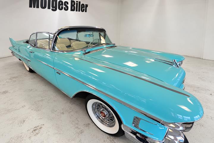 Blå Cadillac Coupé DeVille fra 1958