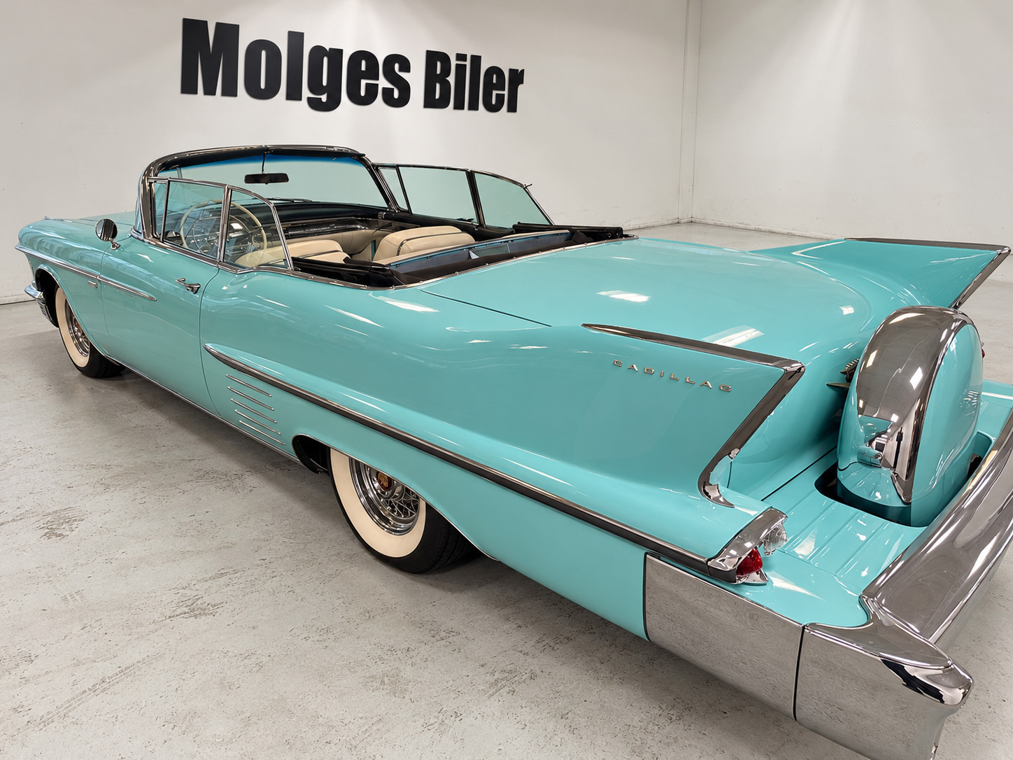 Blå Cadillac Coupé DeVille fra 1958