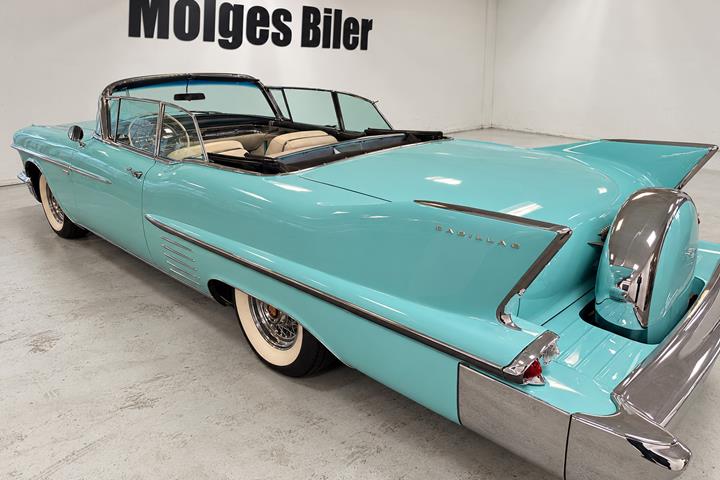 Blå Cadillac Coupé DeVille fra 1958