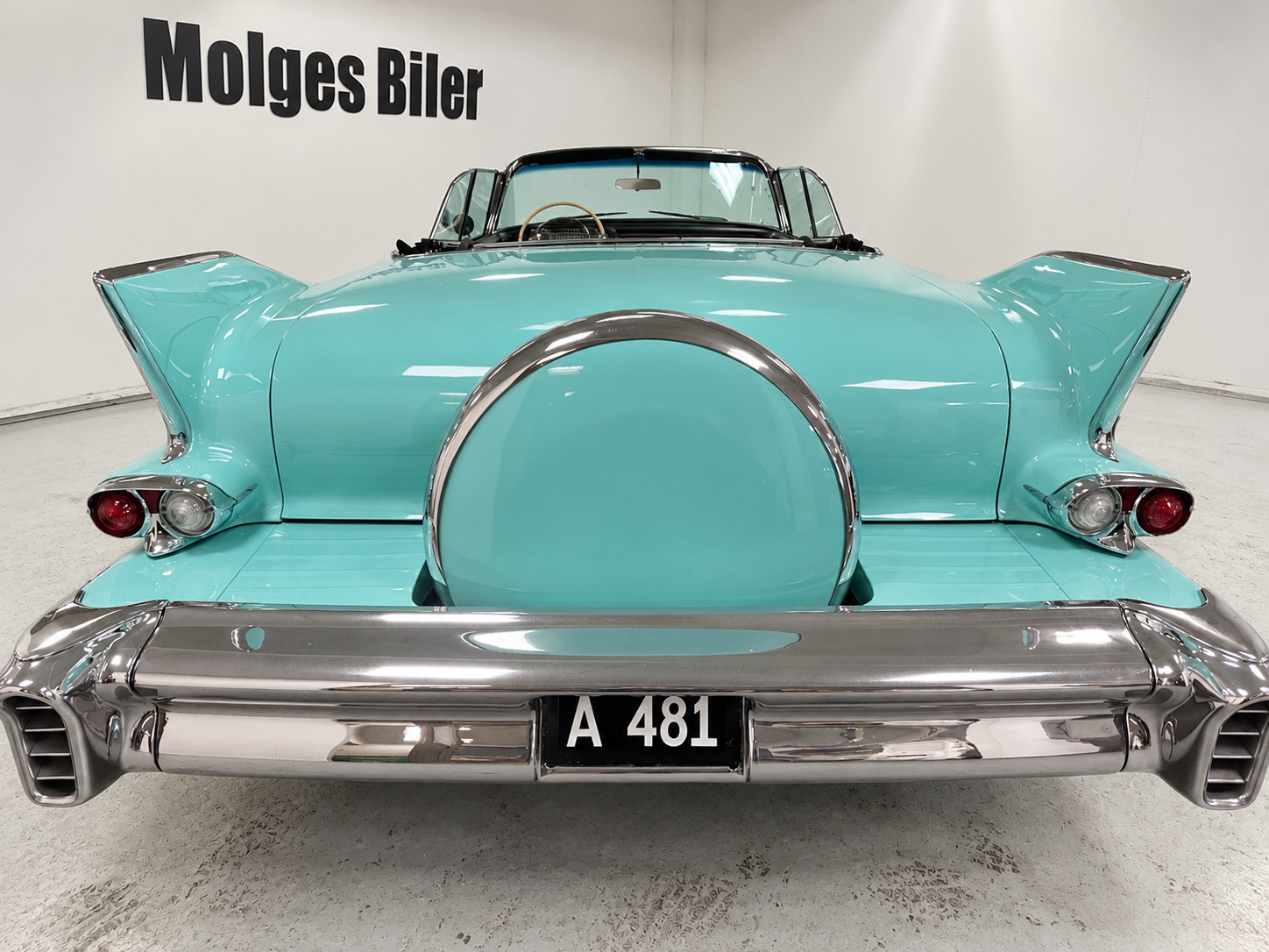 Blå Cadillac Coupé DeVille fra 1958