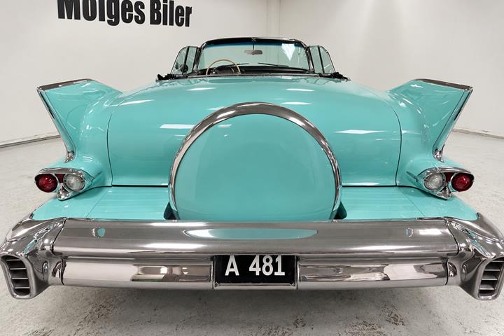 Blå Cadillac Coupé DeVille fra 1958