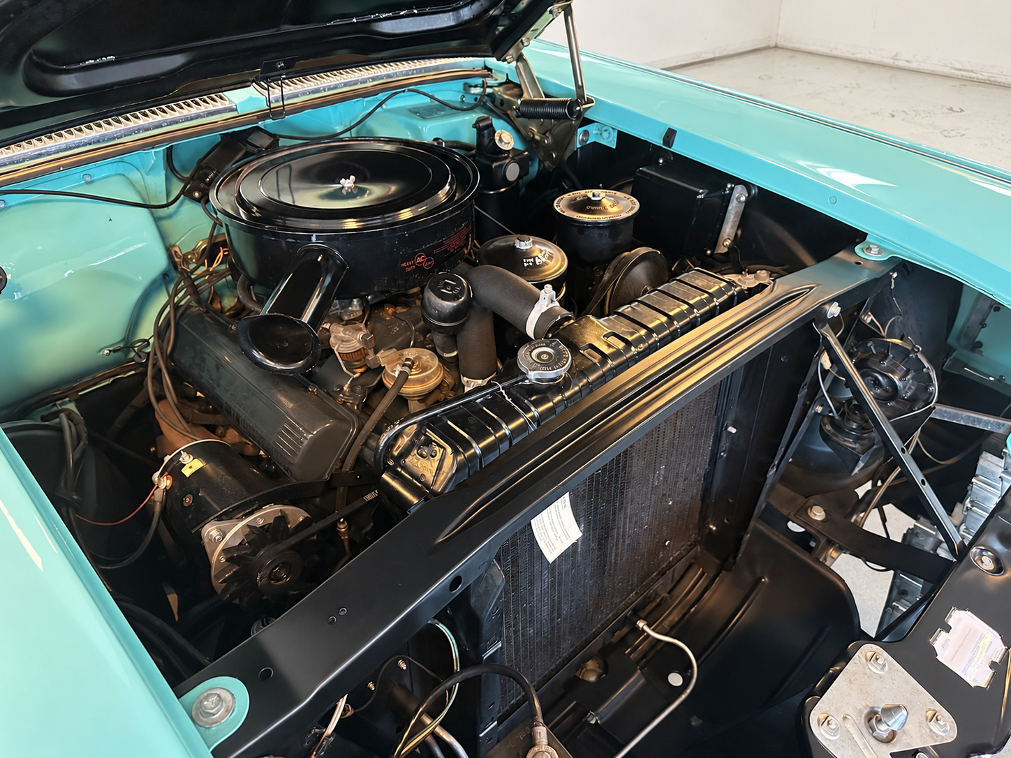 Blå Cadillac Coupé DeVille fra 1958