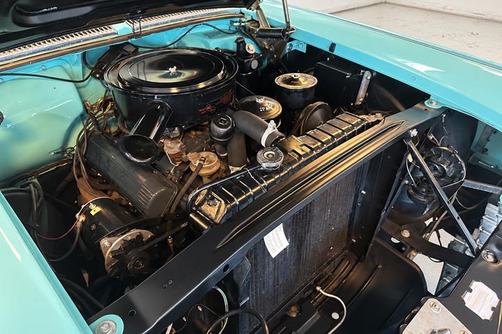 Blå Cadillac Coupé DeVille fra 1958