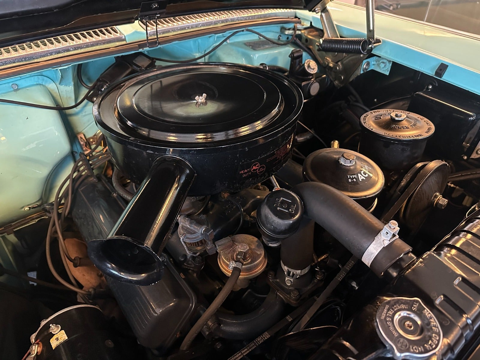 Blå Cadillac Coupé DeVille fra 1958
