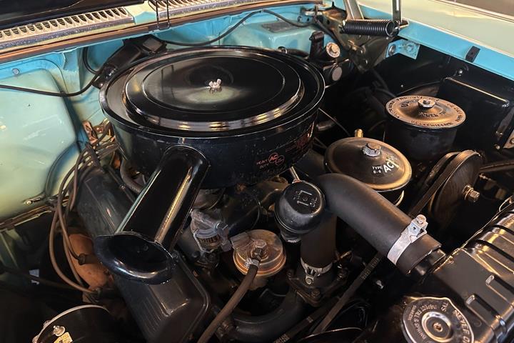 Blå Cadillac Coupé DeVille fra 1958