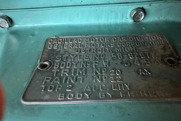 Blå Cadillac Coupé DeVille fra 1958