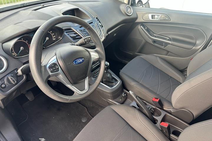 Sølv Ford Fiesta fra 2014