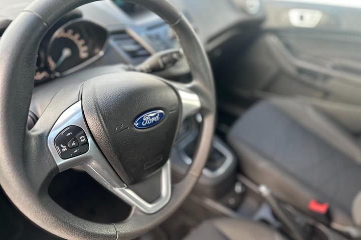 Sølv Ford Fiesta fra 2014