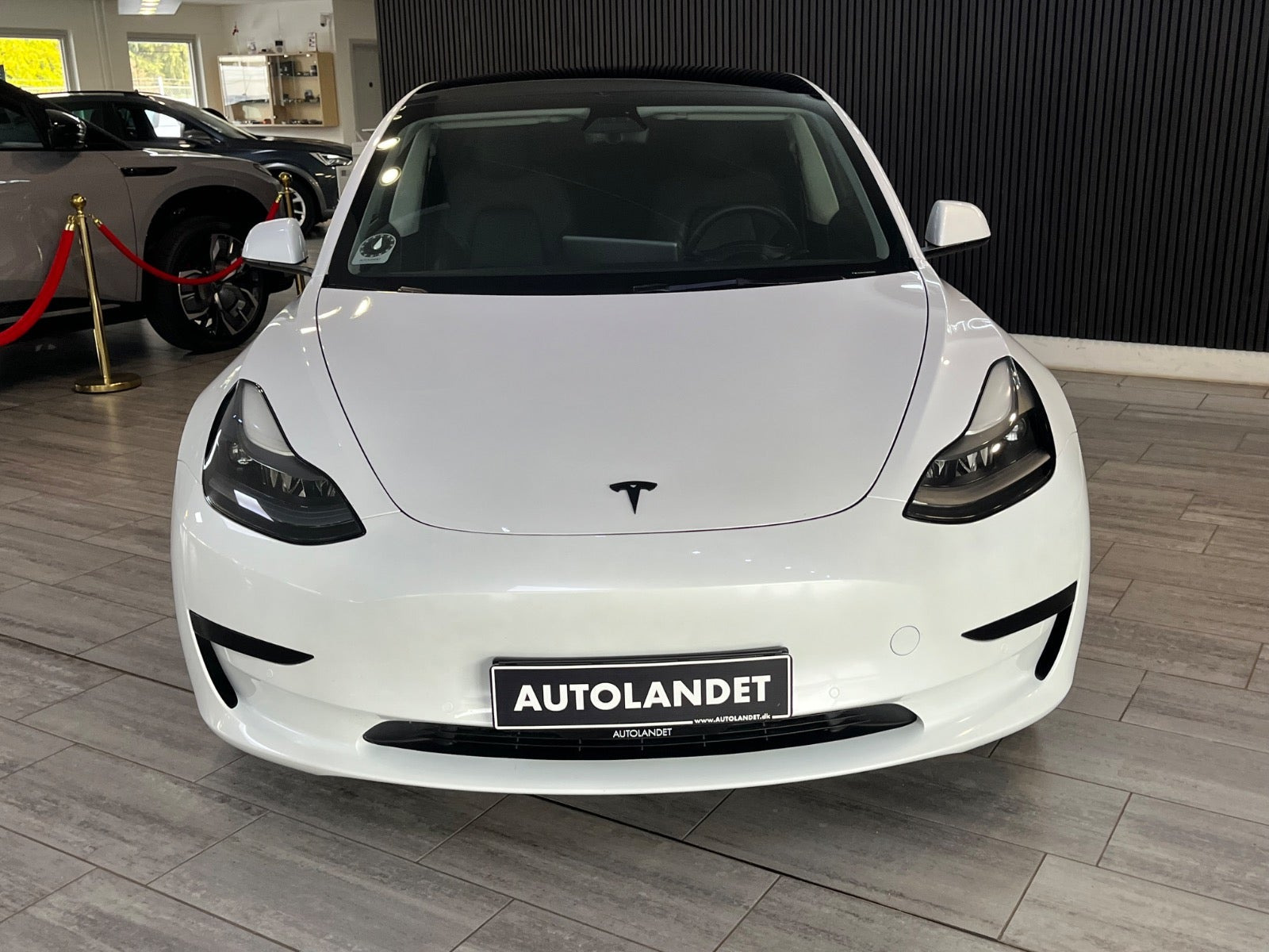 Hvid Tesla Model 3 fra 2021