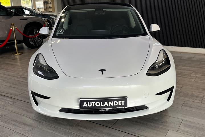 Hvid Tesla Model 3 fra 2021