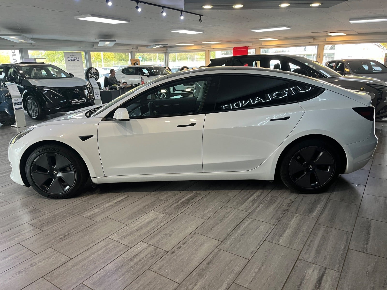Hvid Tesla Model 3 fra 2021