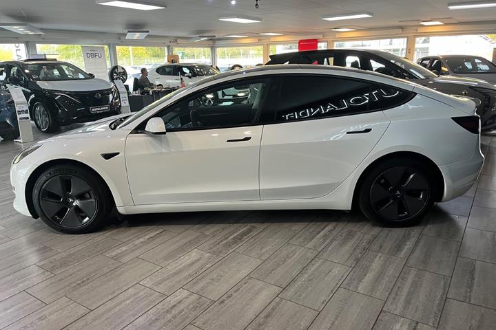 Hvid Tesla Model 3 fra 2021