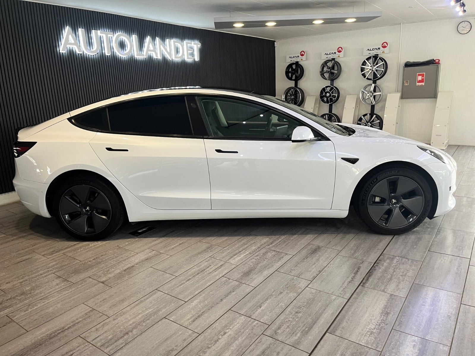 Hvid Tesla Model 3 fra 2021