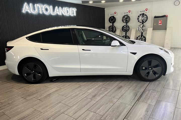 Hvid Tesla Model 3 fra 2021