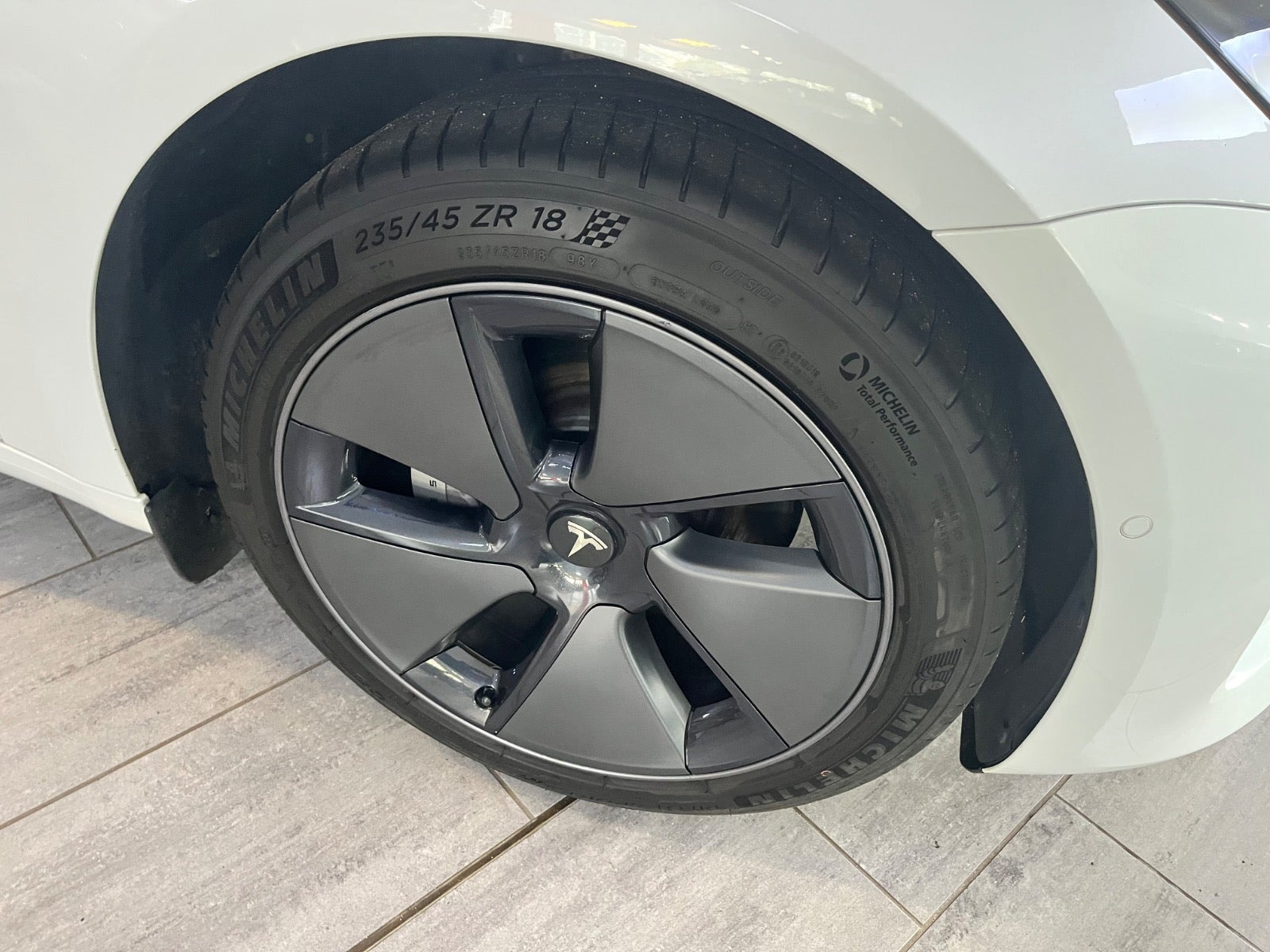 Hvid Tesla Model 3 fra 2021