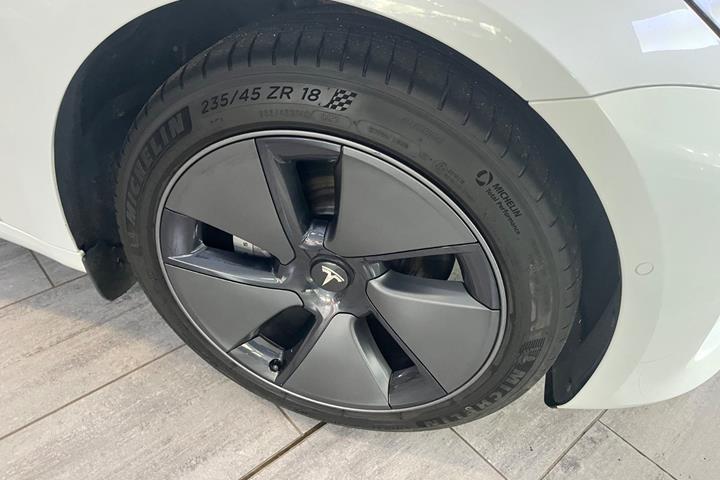 Hvid Tesla Model 3 fra 2021