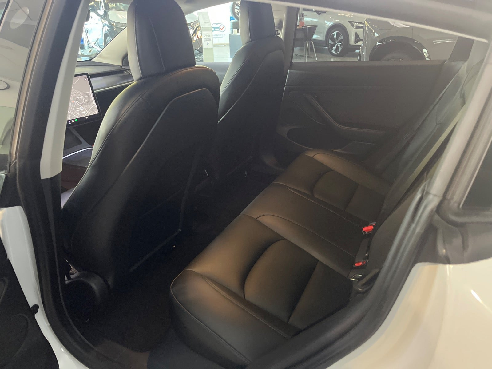Hvid Tesla Model 3 fra 2021