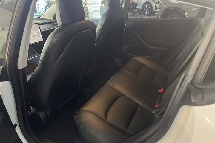 Hvid Tesla Model 3 fra 2021