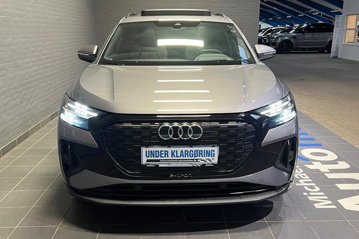 Grå Audi Q4 e-tron fra 2025
