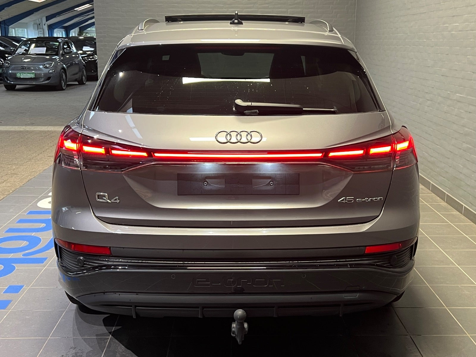 Grå Audi Q4 e-tron fra 2025