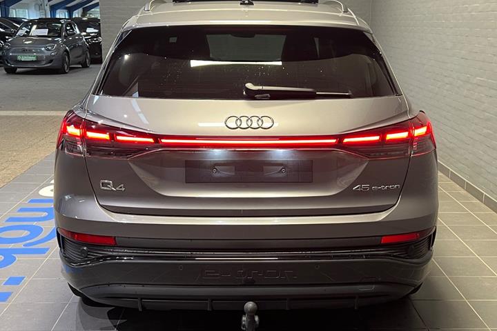 Grå Audi Q4 e-tron fra 2025