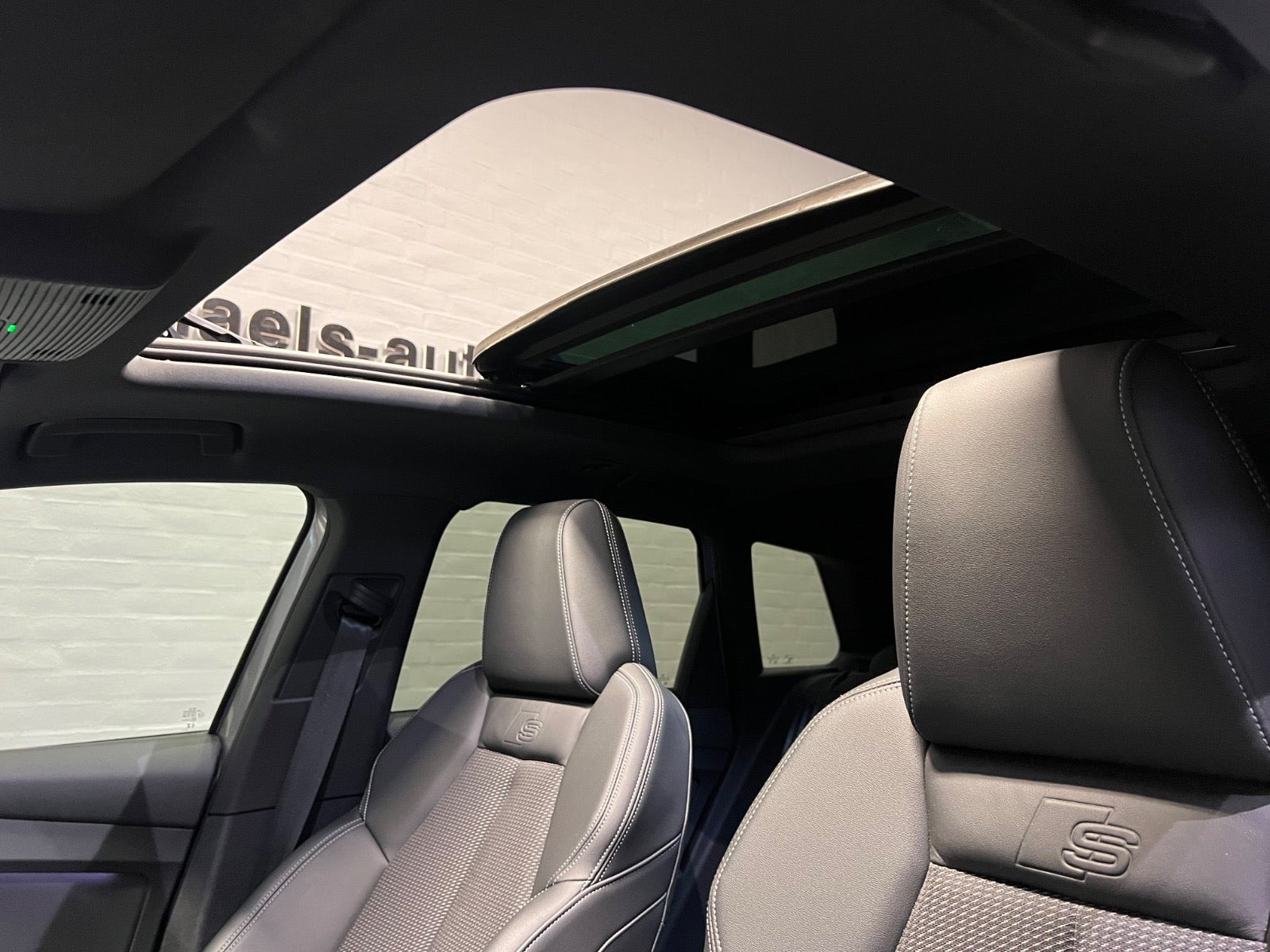 Grå Audi Q4 e-tron fra 2025