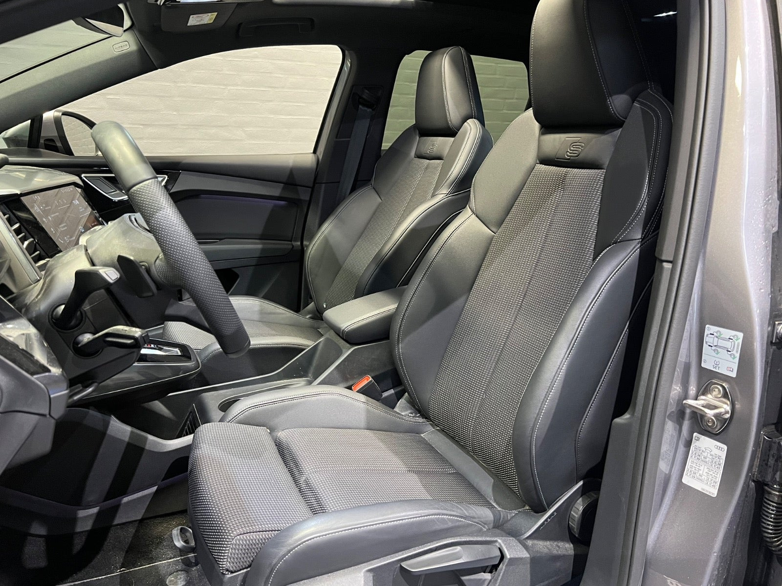 Grå Audi Q4 e-tron fra 2025