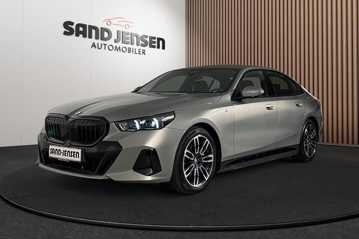 Grå BMW i5 fra 2025