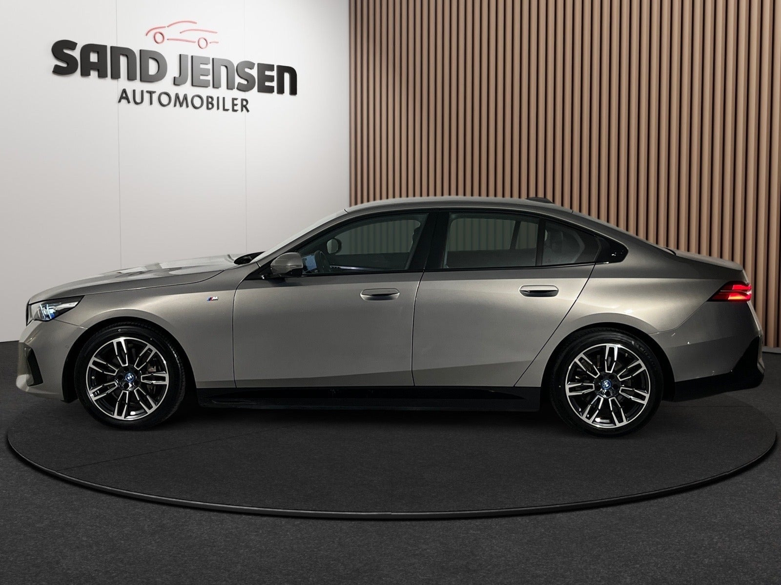 Grå BMW i5 fra 2025