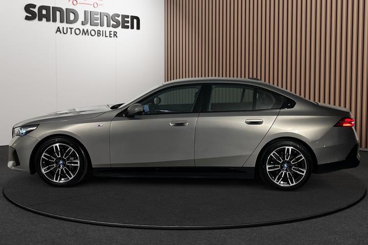 Grå BMW i5 fra 2025