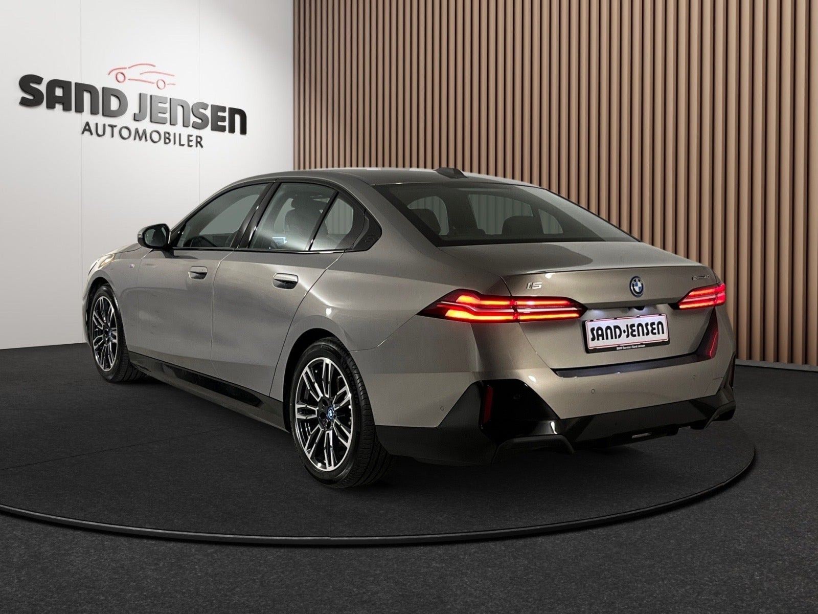 Grå BMW i5 fra 2025