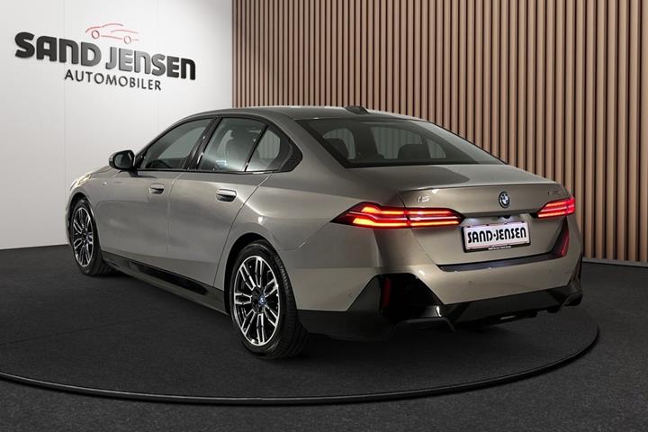 Grå BMW i5 fra 2025