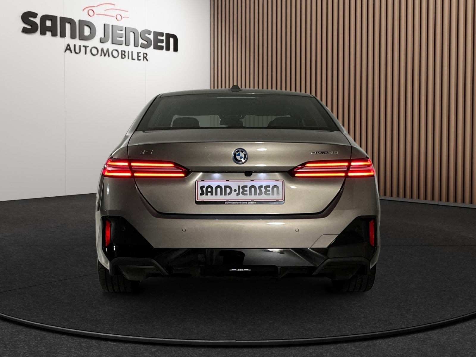 Grå BMW i5 fra 2025
