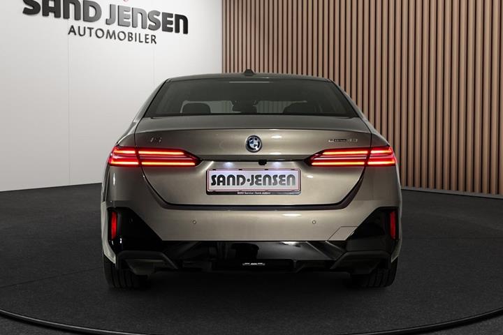 Grå BMW i5 fra 2025
