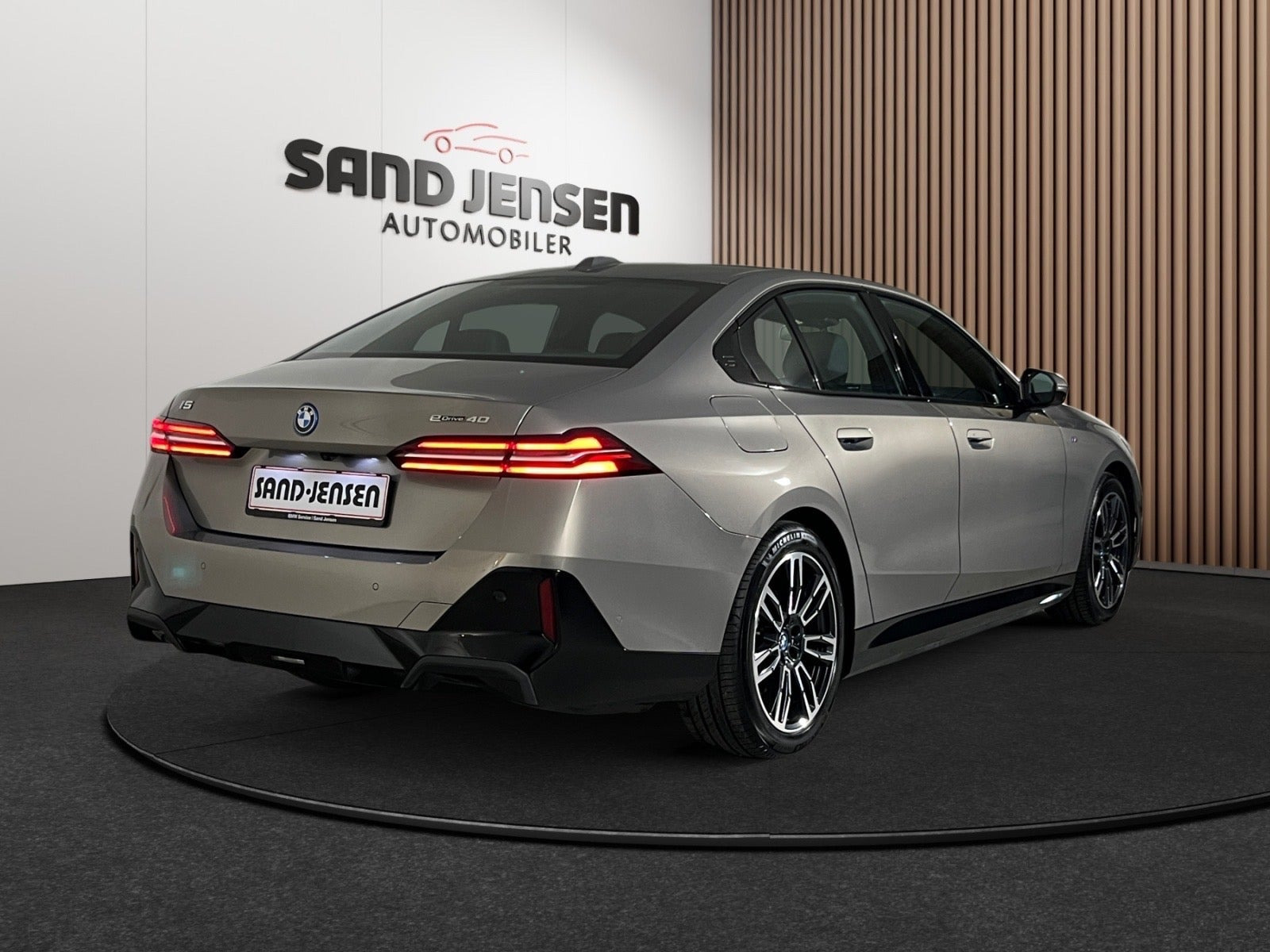 Grå BMW i5 fra 2025